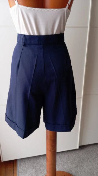 Pantalón corto vintage. Bermudas azul marino.