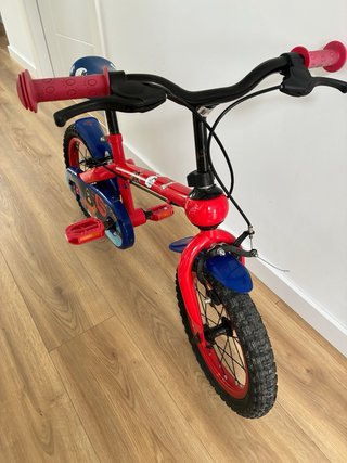 Bicicleta infantil roja y azul
