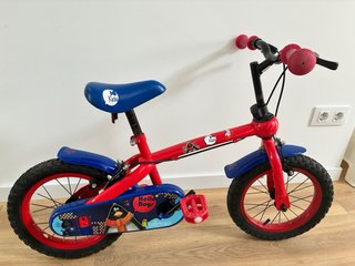 Bicicleta infantil roja y azul