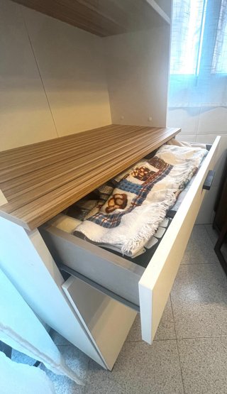 Alacena blanca y madera.