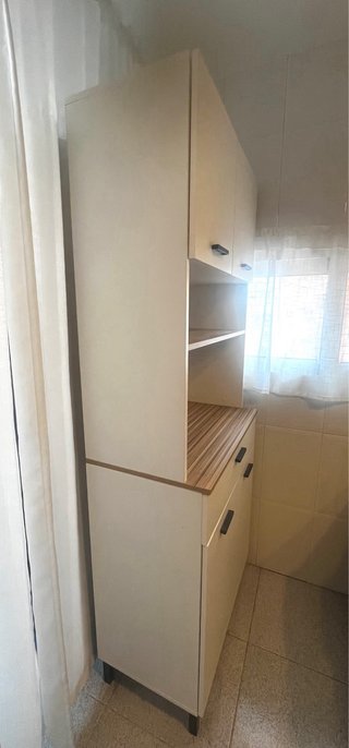 Alacena blanca y madera.