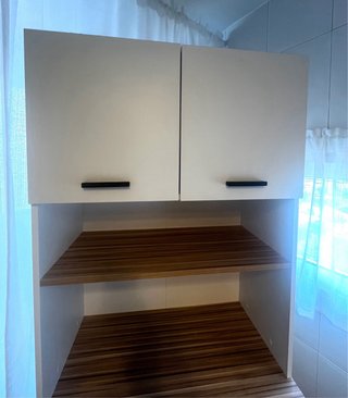 Alacena blanca y madera.