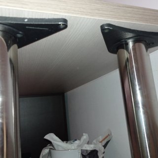 Escritorio de madera beige reforzado