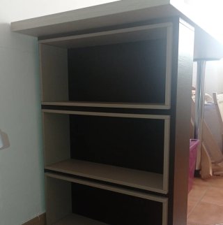 Escritorio de madera beige reforzado