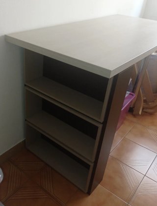 Escritorio de madera beige reforzado