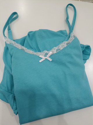 Pijama corto turquesa con encaje y volante