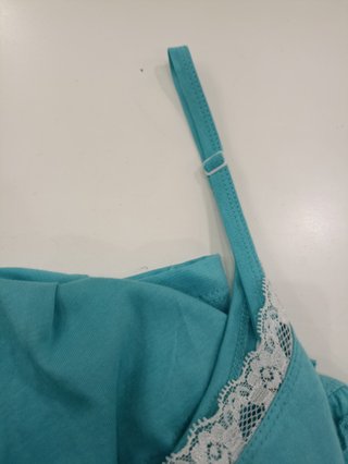 Pijama corto turquesa con encaje y volante