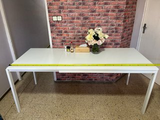 Mesa de comedor blanca de madera expansible