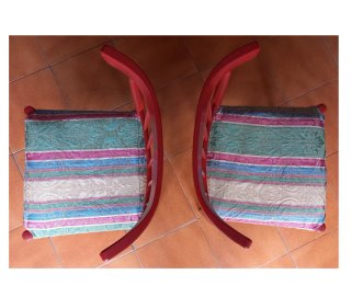 Sillas de madera rojas con asiento estampado
