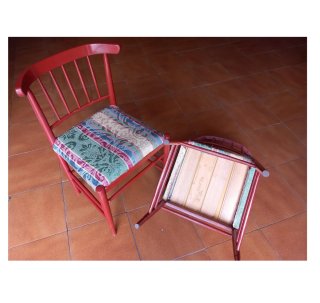 Sillas de madera rojas con asiento estampado