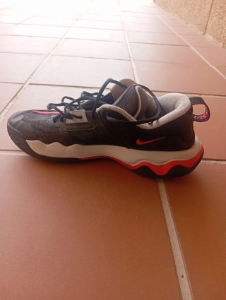 Zapatillas Baloncesto Nike Negras y Rojas