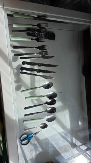 Set cubiertos metal y plástico verde