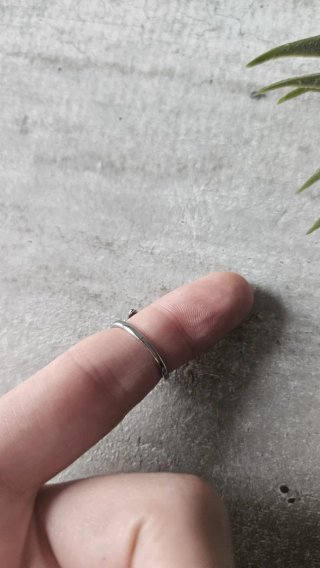 Anello regolabile a forma di abbraccio
