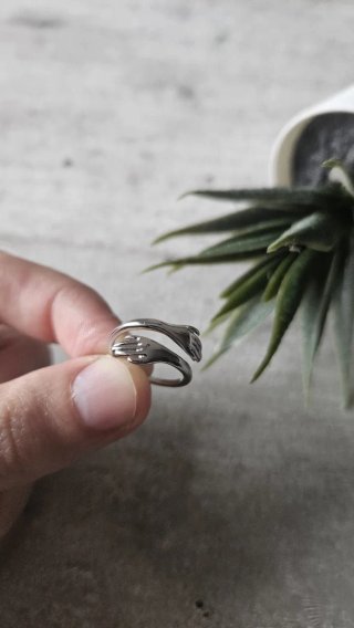 Anello regolabile a forma di abbraccio