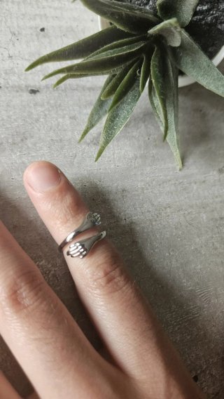 Anello regolabile a forma di abbraccio