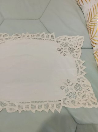 Camino de mesa con encaje ,133cm largo, 33cm ancho