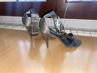 Zapatos de tacón grises plateado