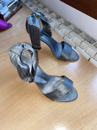 Zapatos de tacón grises plateado