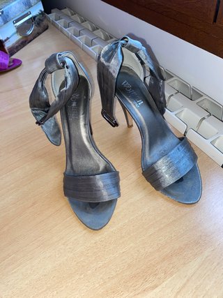 Zapatos de tacón grises plateado