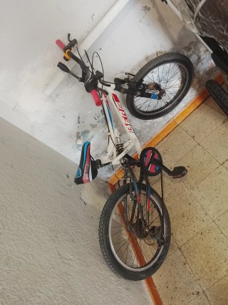 Bicicleta infantil blanca y roja