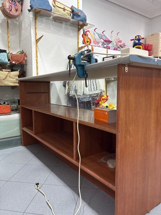 Mostrador y mesa de trabajo madera y cristal