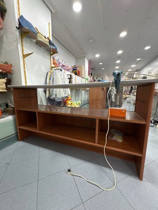 Mostrador y mesa de trabajo madera y cristal