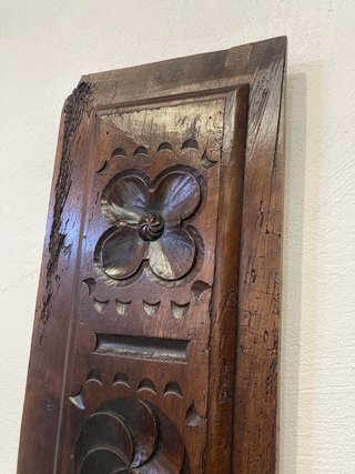 Antiguo plafón tallado en nogal