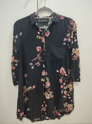 Vestido camisero floral negro Stradivarius Talla S