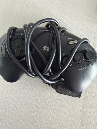 Sega Mega Drive II + 2 mandos + 3 juegos