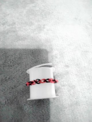 Pulseras de hilo negro y rojo
