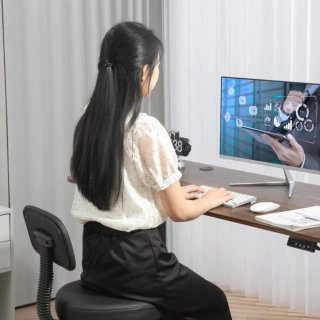Silla de oficina negra con respaldo y ruedas