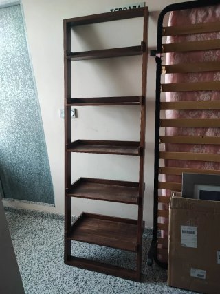 Estantería de madera de nogal