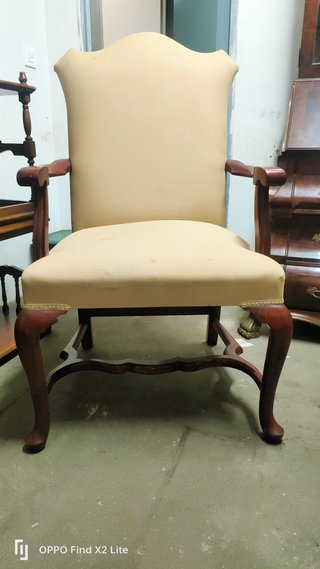 Sillón patas nogal tapizado beige