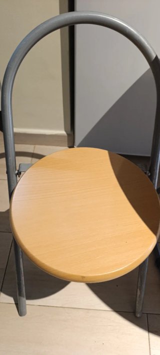 Mesa y 2 banquetas plegables