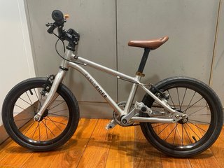 Bicicleta Early Rider Belter 16 con pedales