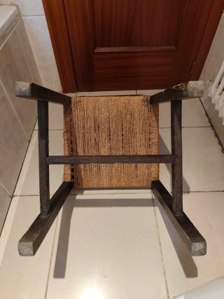 Silla antigua madera y yute tallada