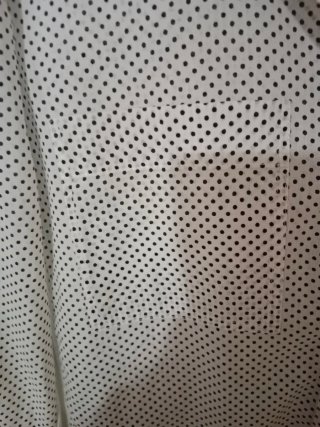 Camisa de topos negros