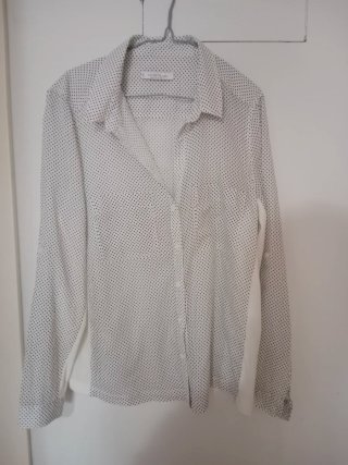 Camisa de topos negros