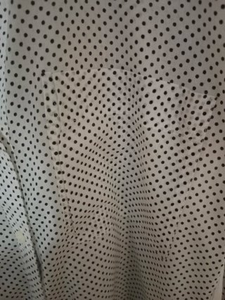 Camisa de topos negros