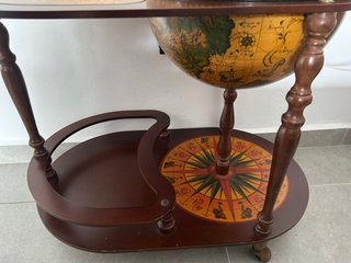 Coctelería/Minibar Antiguo de madera con mapa