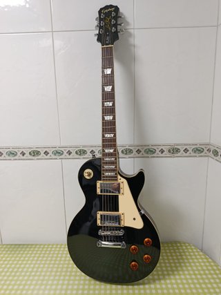 Amplificador Marshall MG 100 DFX . Y guitarra elec