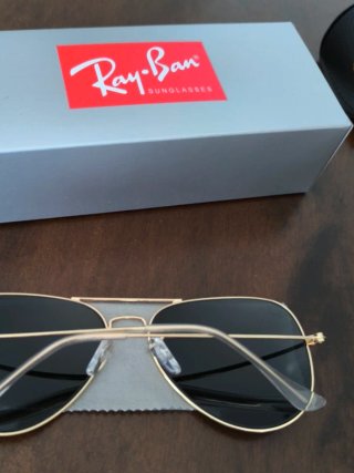 Gafas de sol Ray-Ban doradas y negras