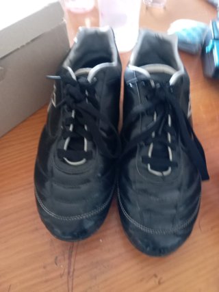 Botas de fútbol negras