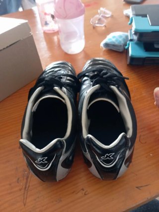 Botas de fútbol negras