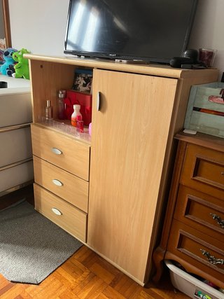 Mueble de madera y plástico beige