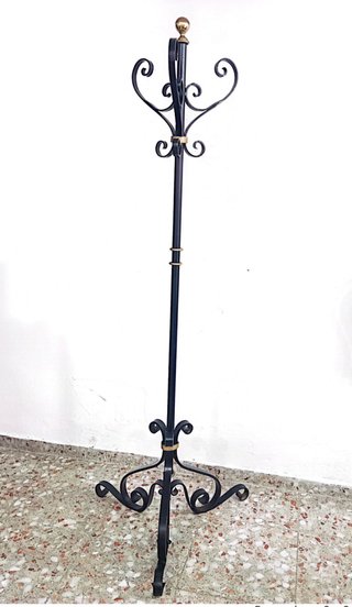 Perchero de pie de acero negro y dorado