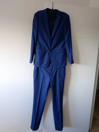 Traje azul marino para ocasiones especiales