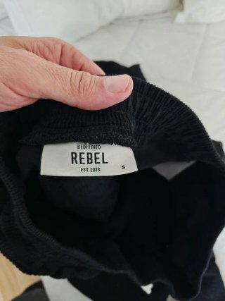 Pantalones pana Redefined Rebel negros