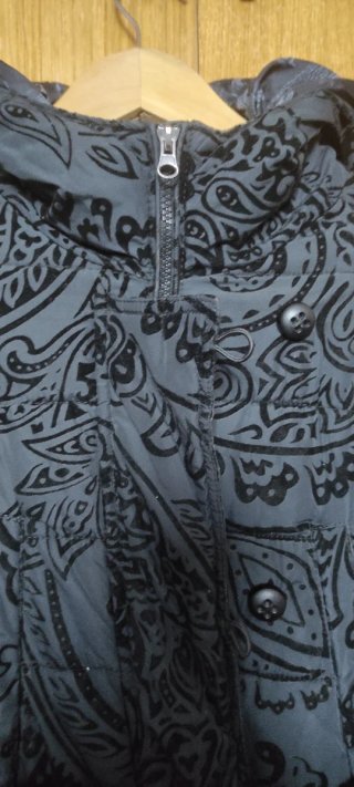 Abrigo Desigual Negro Estampado