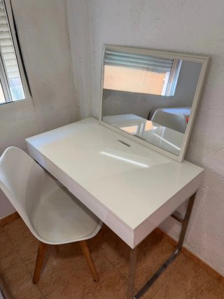 Tocador blanco con espejo y silla